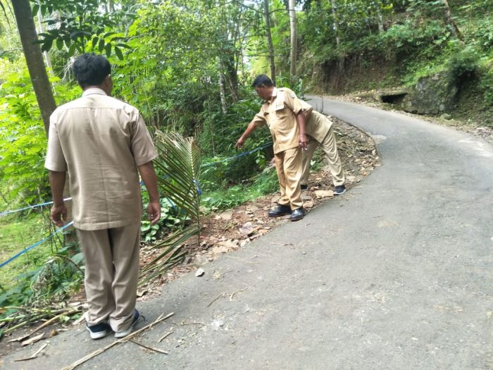 Pengukuran Lokasi Jalan Longsor di RT 1 RW 8 02
