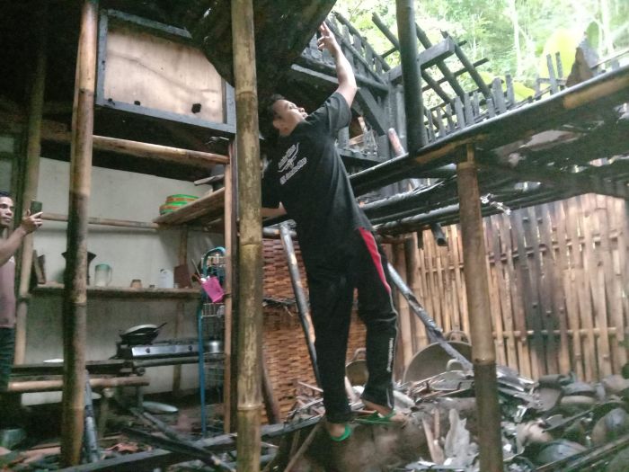 Dinos Serahkan Bantuan Untuk Korban Kebakaran di Desa Wonoharjo 01