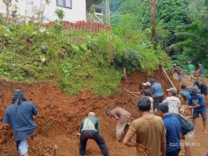 Kerjabakti membangun talud mushola Al Hidayah RT 3 RW 7 01