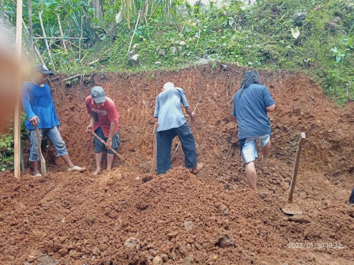 Kerjabakti membangun talud mushola Al Hidayah RT 3 RW 7 02