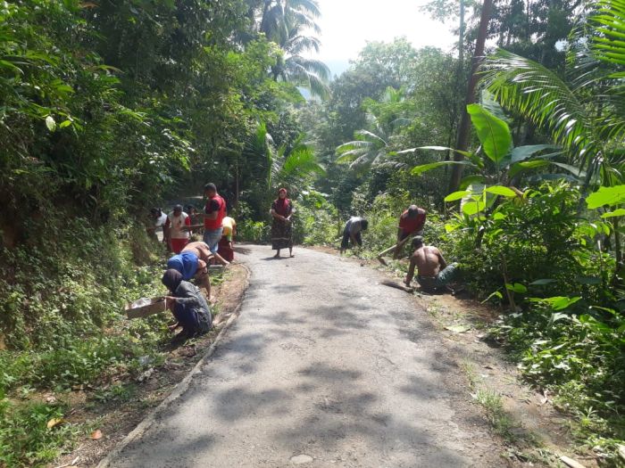 Kerja Bakti Membersihkan Jalan dan Memasang Umbul - Umbul Jelang Agustus 01