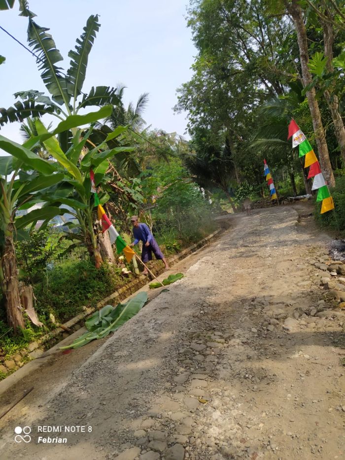 Kerja Bakti Membersihkan Jalan dan Memasang Umbul - Umbul Jelang Agustus 02