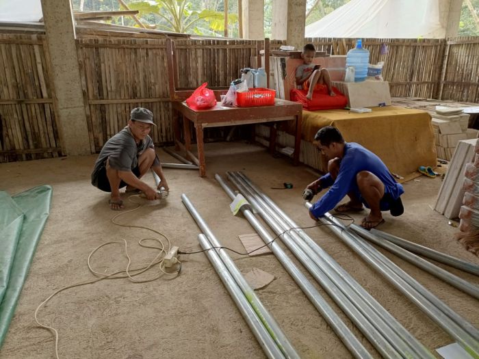 Pemasangan Lampu Penerangan Jalan KKN Universitas Nalanda 01
