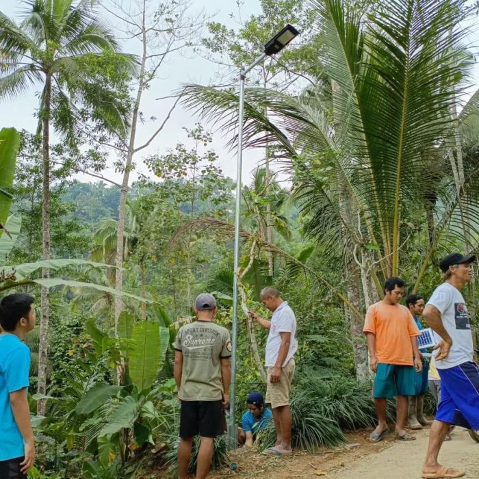 Pemasangan Lampu Penerangan Jalan KKN Universitas Nalanda 02