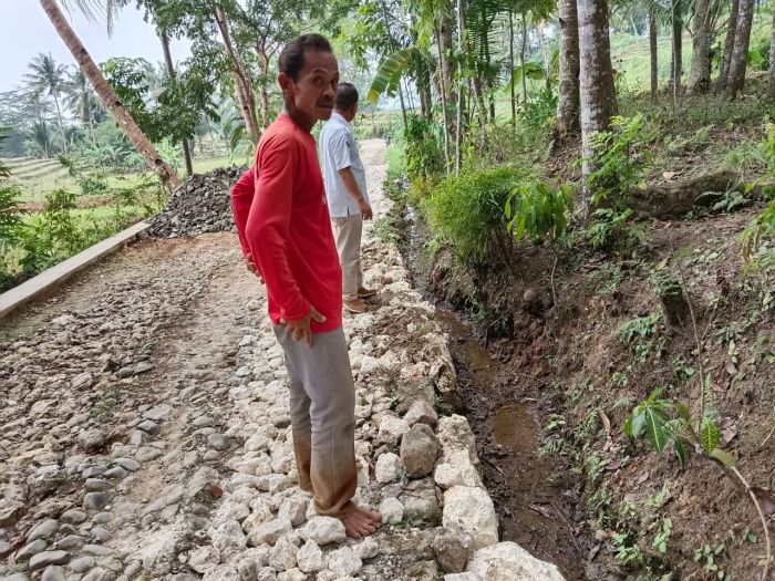 Pengecekan Lokasi Pembangunan Jalan Rabat Beton RT 1 RW 3 01