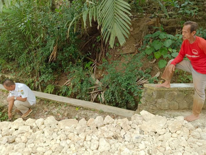Pengecekan Lokasi Pembangunan Jalan Rabat Beton RT 1 RW 3 02