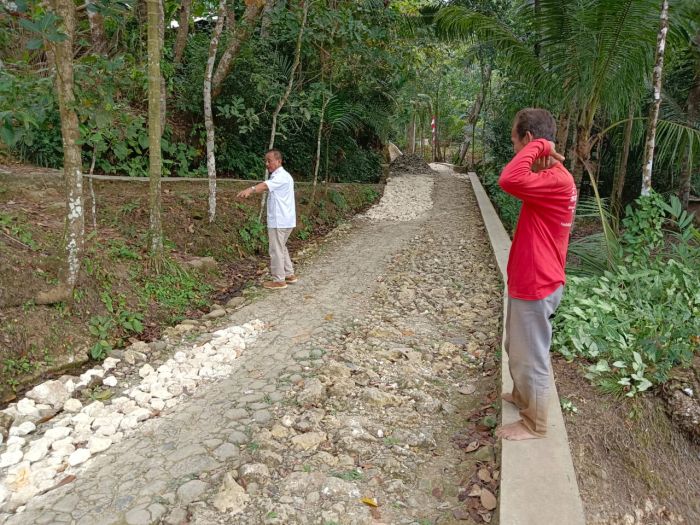 Pengecekan Lokasi Pembangunan Jalan Rabat Beton RT 1 RW 3