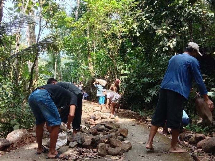 Warga RW 7 Gotong Royong Membuat Bahu Jalan Penghubung RW 7 dan RW 6 01