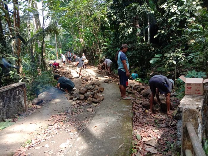 Warga RW 7 Gotong Royong Membuat Bahu Jalan Penghubung RW 7 dan RW 6 02