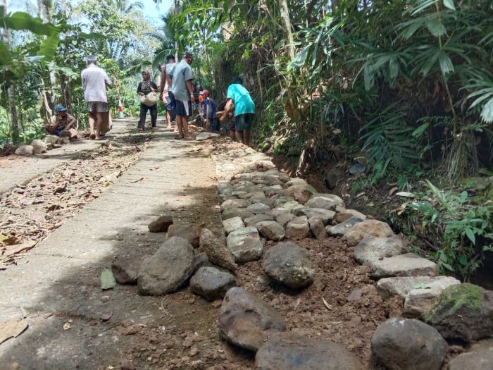 Warga RW 7 Gotong Royong Membuat Bahu Jalan Penghubung RW 7 dan RW 6
