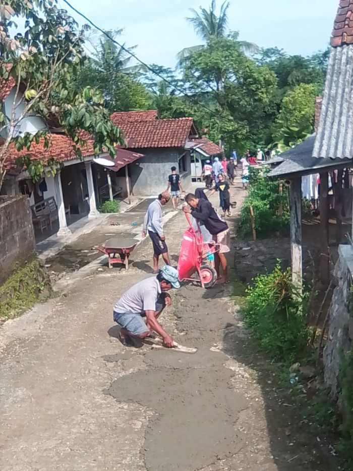 Kerjabakti Warga RT 2 RW 5 Bangun Jalan Rabat  dan Warga RT 2 RW 2 Perbaiki Jalan Rusak  01
