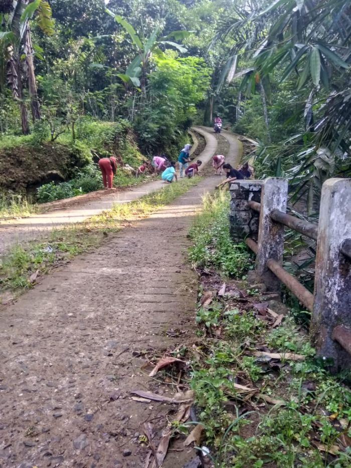 Kerja Batti Membersihkan Lingkungan RT 2 RW 2 dan RT 3 RW 10 01
