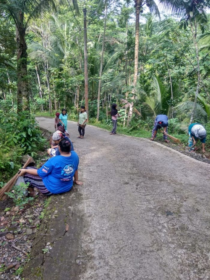 Kerja Batti Membersihkan Lingkungan RT 2 RW 2 dan RT 3 RW 10