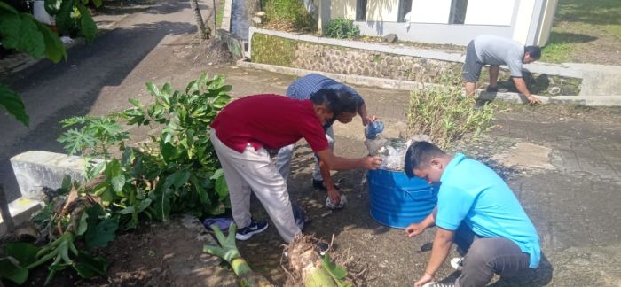 Kerja Bakti Membersihkan Balai Desa Bersama Mahasiswa Universitas Raden Wijaya Wonogiri 01