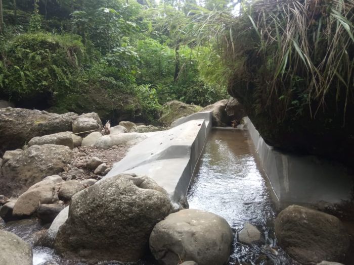 Kaur Perencanaan Tinjau Lokasi Pemasangan Pintu Air di Bendungan Glempang 01
