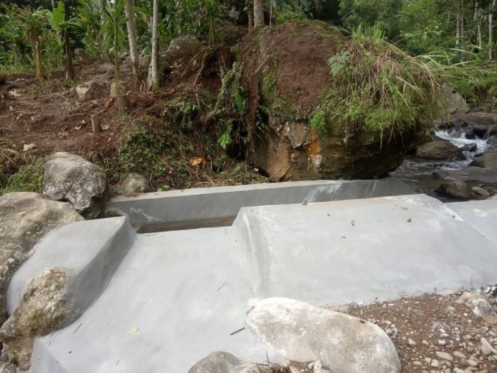 Kaur Perencanaan Tinjau Lokasi Pemasangan Pintu Air di Bendungan Glempang 02