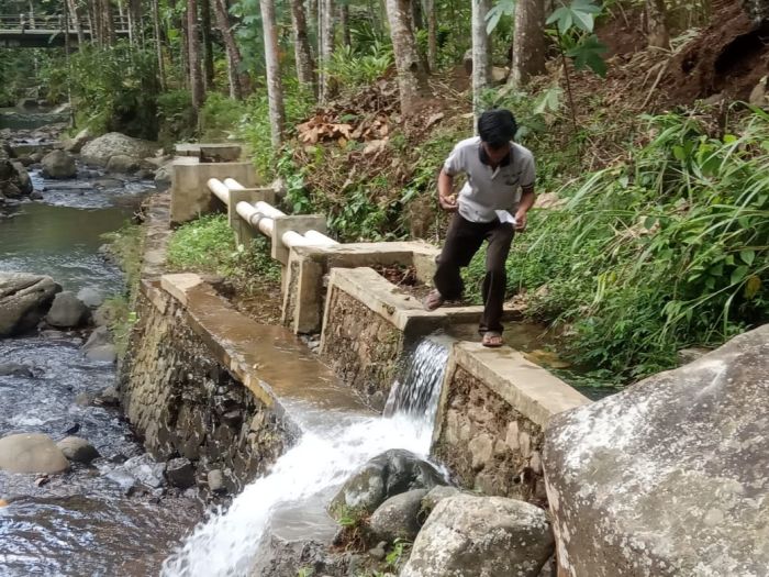 Kaur Perencanaan Tinjau Lokasi Pemasangan Pintu Air di Bendungan Glempang