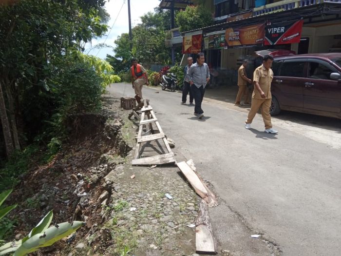 Kepala Desa Wonoharjo Dampingi Dinas PUPR Tinjau Lokasi Pembangunan Talud Jalan 01
