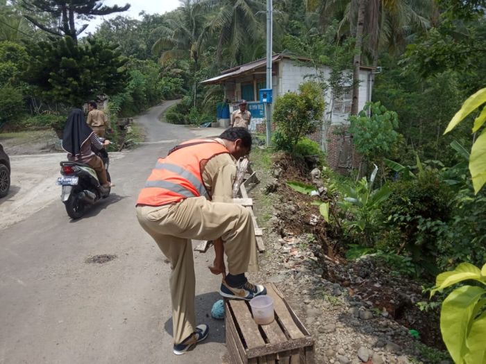 Kepala Desa Wonoharjo Dampingi Dinas PUPR Tinjau Lokasi Pembangunan Talud Jalan 02