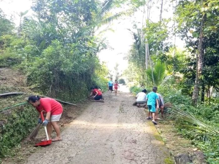 Semangat kerjabakti warga dusun Beji RT 1 RW 10 pada hari Senin (9/8/2022)