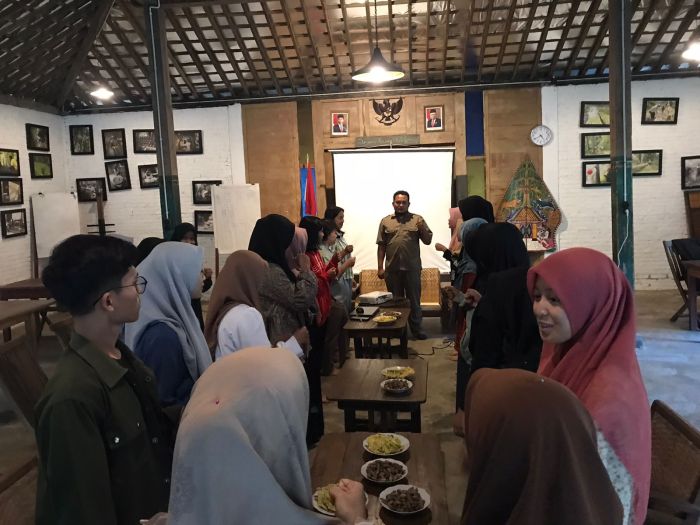 Sekretaris Desa Wonoharjo dan Mahasiswa KKN Universitas Nalanda Latih Remaja Publik Speaking 01