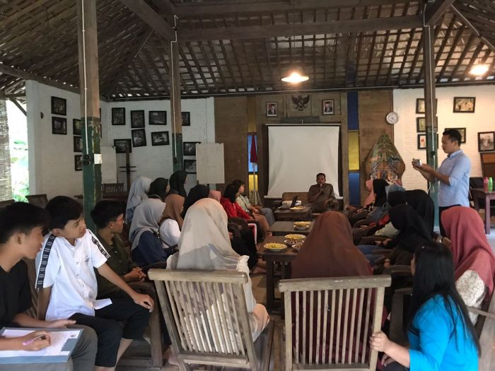 Sekretaris Desa Wonoharjo dan Mahasiswa KKN Universitas Nalanda Latih Remaja Publik Speaking 02