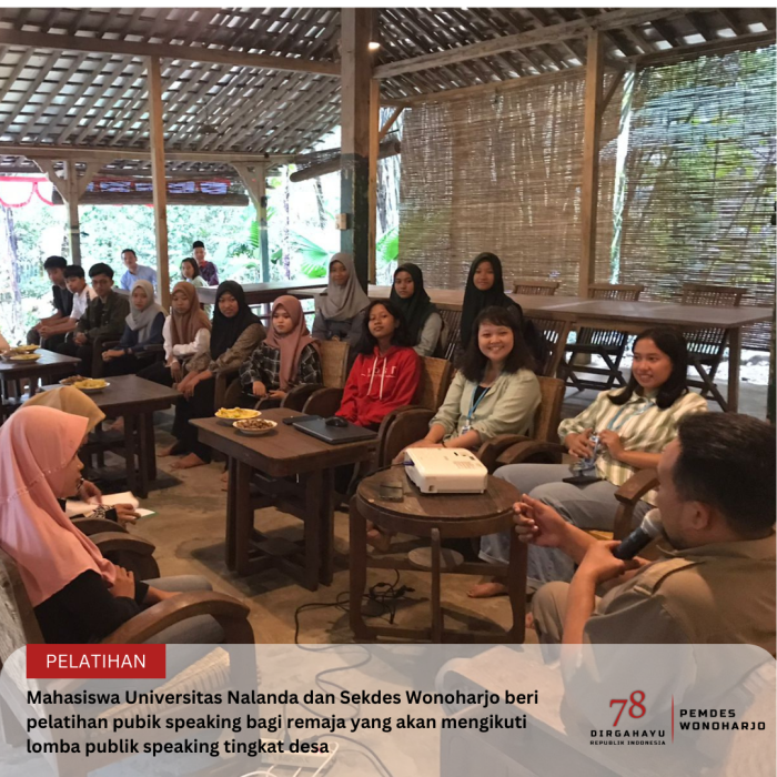 Sekretaris Desa Wonoharjo dan Mahasiswa KKN Universitas Nalanda Latih Remaja Publik Speaking