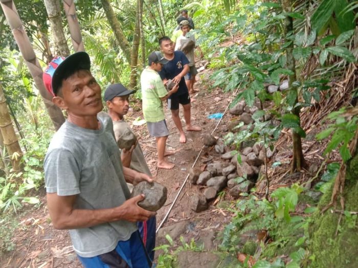 Semangat Warga RT 2 RW 7 Kerja Bakti Mengumpulkan Batu 01