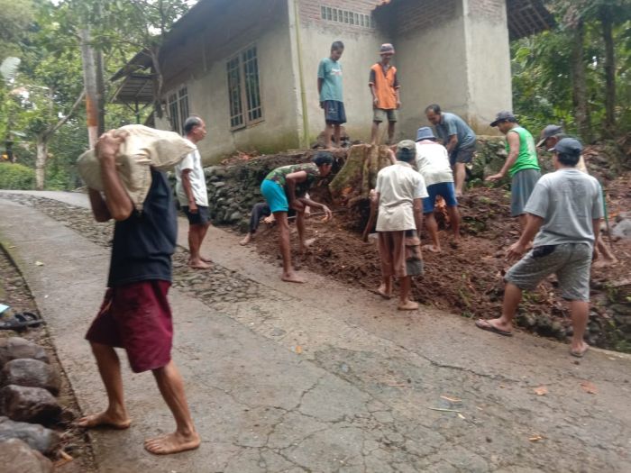 Semangat Warga RT 2 RW 7 Kerja Bakti Mengumpulkan Batu 02