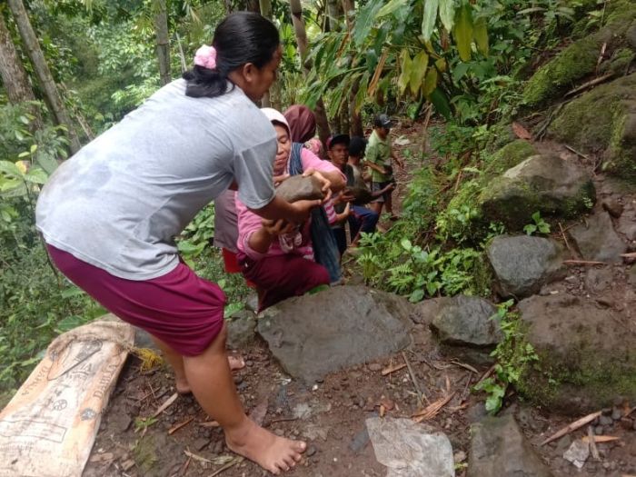 Semangat Warga RT 2 RW 7 Kerja Bakti Mengumpulkan Batu