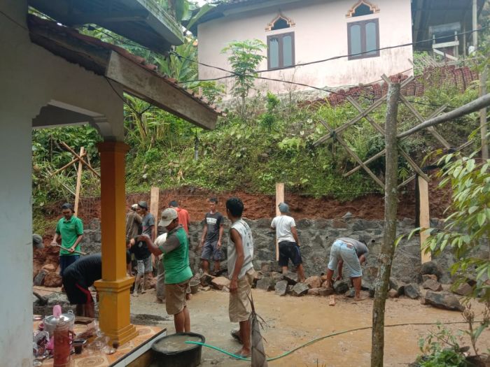 Kerja Bakti Pembangunan Talud Mushola Al Hidayah RT 3 RW 7 01