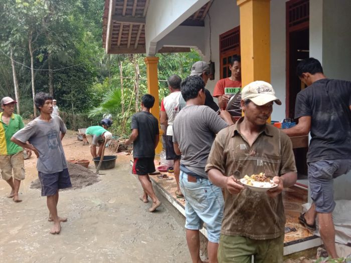 Kerja Bakti Pembangunan Talud Mushola Al Hidayah RT 3 RW 7 02
