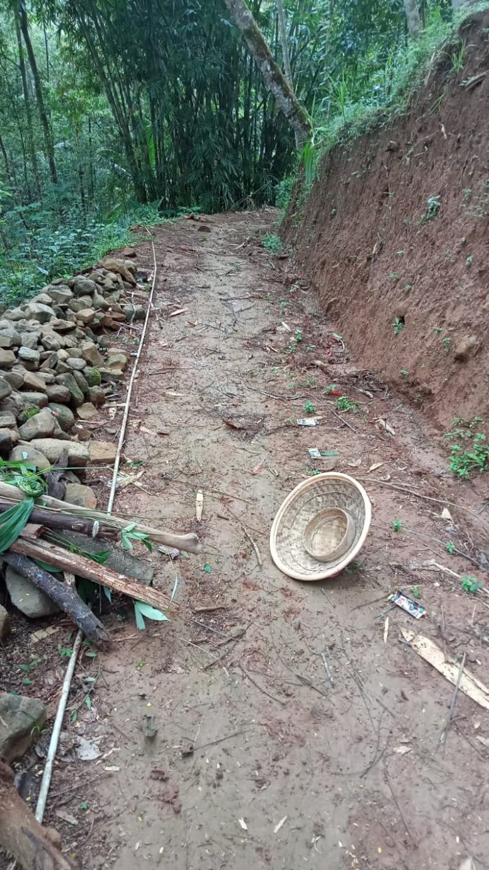Semangat Kerja Bakti Pelebaran Jalan RT 2 RW 4 01