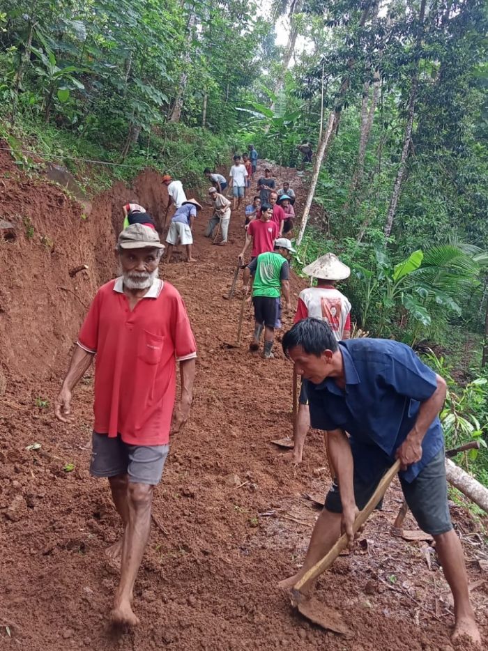 Semangat Kerja Bakti Pelebaran Jalan RT 2 RW 4