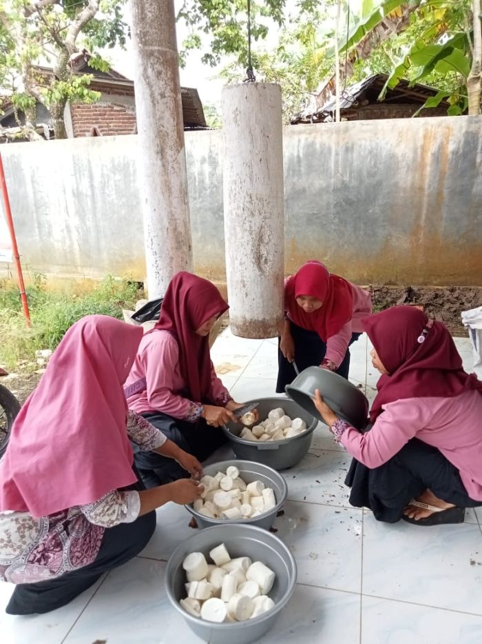 PKK Desa Wonoharjo Membuat Getuk Milenial 01