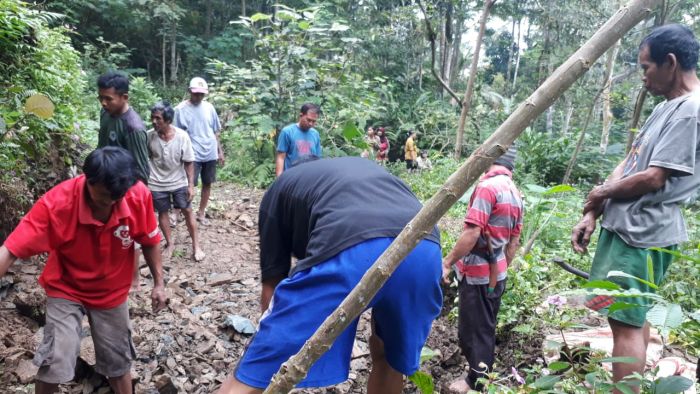 Gotong Royong Mengumpulkan Batu 01