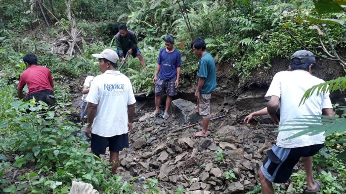 Gotong Royong Mengumpulkan Batu 02