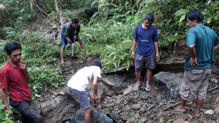 Gotong Royong Mengumpulkan Batu