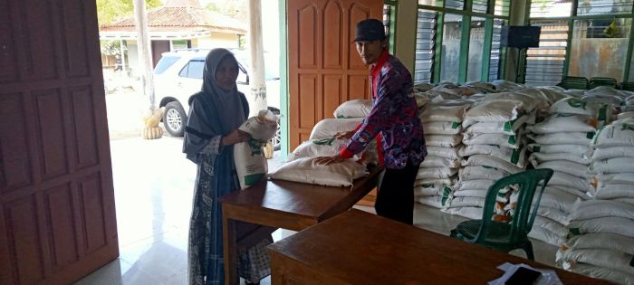 Penyaluran Bantuan Pangan CBP Desa Wonoharjo Kepada Masyarakat. 01