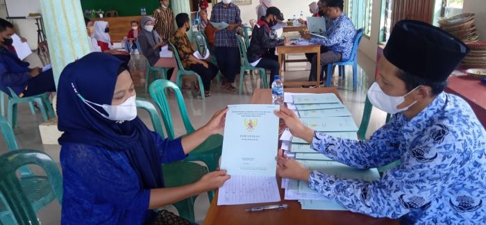 Pembagian Sertifikat Tanah Program PTSL 2021