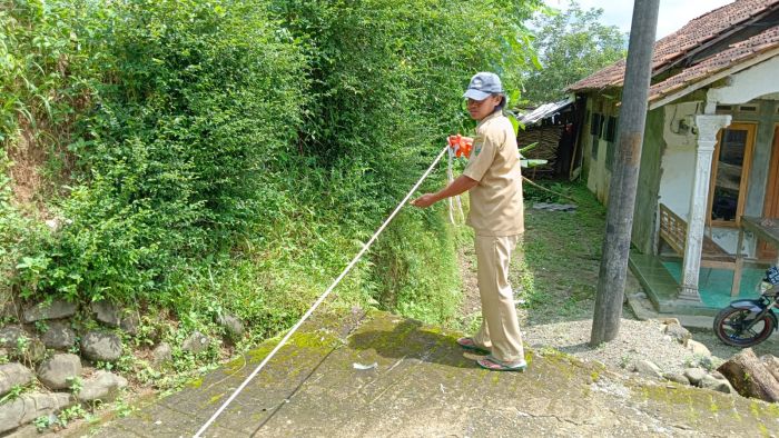 Kepala Desa Wonoharjo Tinjau Lokasi Pembangunan Rabat Beton 01