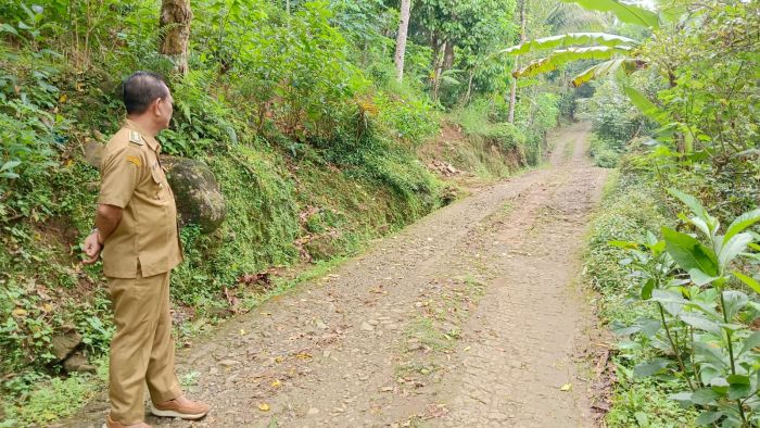 Kepala Desa Wonoharjo Tinjau Lokasi Pembangunan Rabat Beton