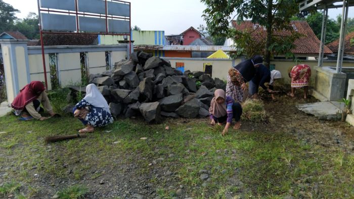 Kerja Bakti Warga RW 1 dan RW 2 bersihkan lingkungan Balai Desa. 01