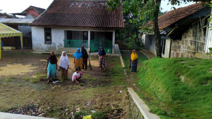 Kerja Bakti Warga RW 1 dan RW 2 bersihkan lingkungan Balai Desa. 02