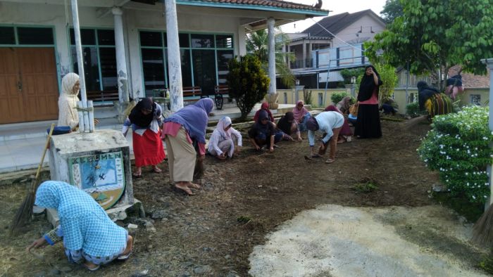 Kerja Bakti Warga RW 1 dan RW 2 bersihkan lingkungan Balai Desa.