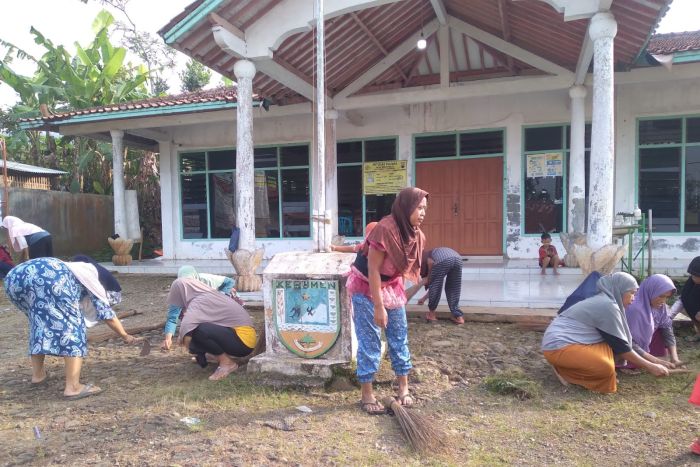 Ibu - Ibu RT 2 RW 3 Dusun Slirap Kerja Bakti Bersihkan Lingkungan Balai Desa Wonoharjo 01