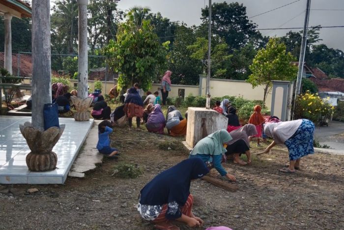 Ibu - Ibu RT 2 RW 3 Dusun Slirap Kerja Bakti Bersihkan Lingkungan Balai Desa Wonoharjo