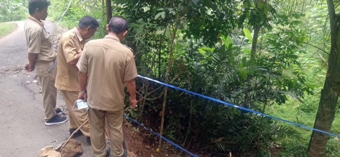 Survei Kondisi lokasi jalan Longsor RT 1 RW 8 oleh Dinas PUPR  01