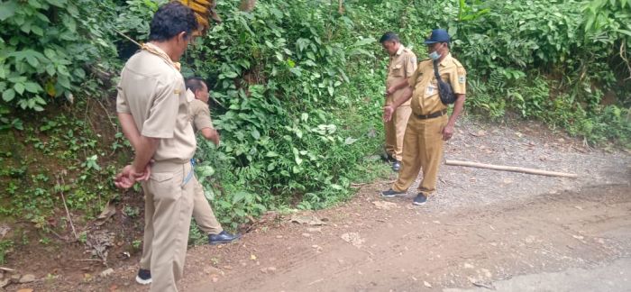 Survei Kondisi lokasi jalan Longsor RT 1 RW 8 oleh Dinas PUPR  02
