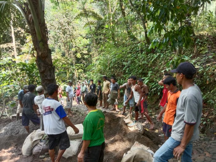 Kerja Bakti Pembangunan Rabat Beton Penghubung Dusun Wonosari dan Lemungsur 01